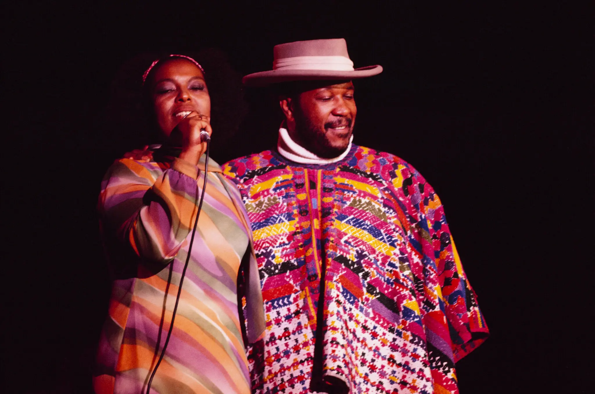 Sra. Roberta Flack e Les McCann no Yankee Stadium em 1972. Quando o Sr. McCann a viu se apresentar pela primeira vez, ele escreveu, ele ficou chocado: "Sua voz tocou, tocou, capturou e chutou todas as emoções que eu já conheci."Crédito...David Redfern/Redferns, via Getty Images