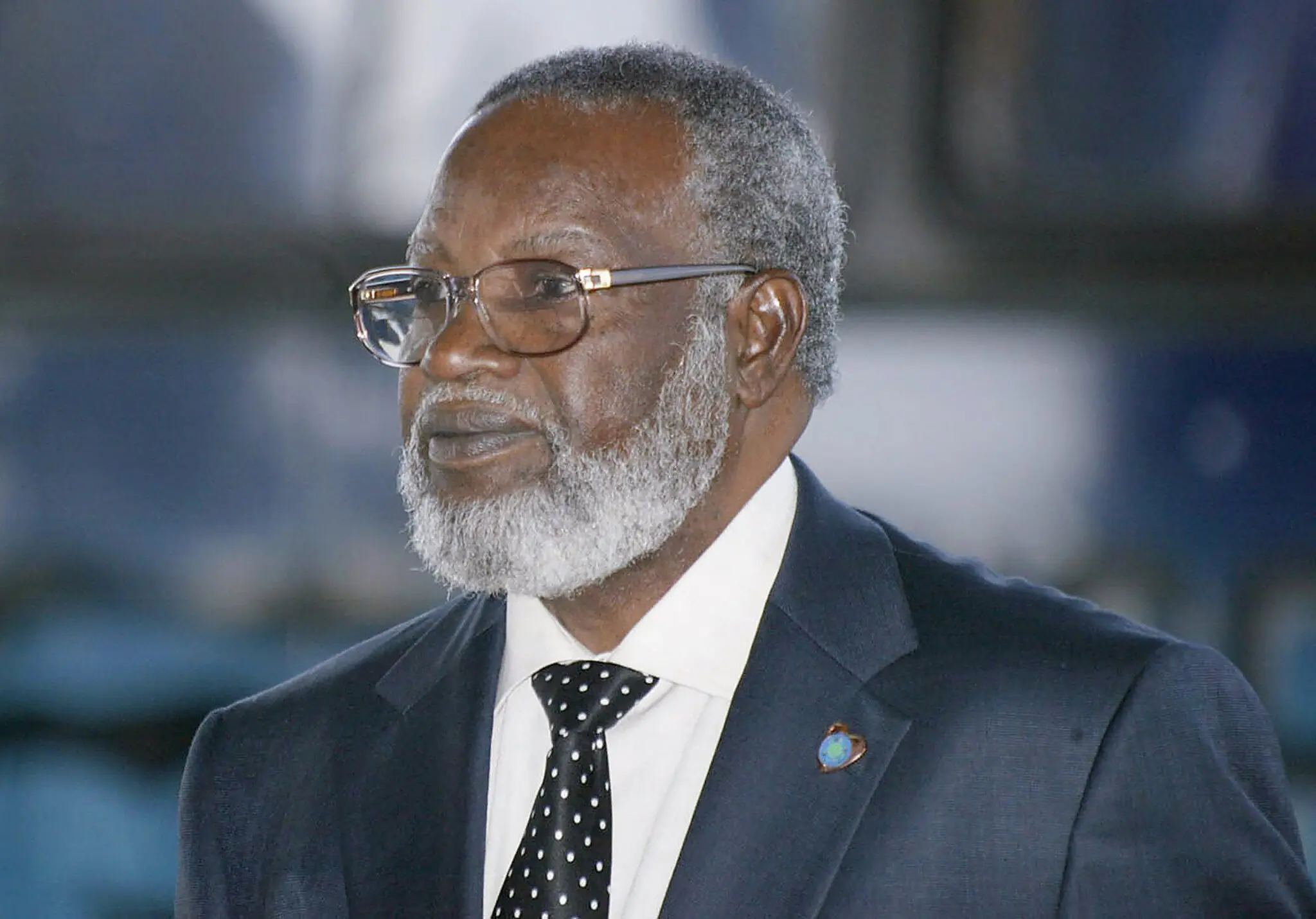 Presidente Sam Nujoma da Namíbia em 2003. O Sr. Nujoma seguiu caminhos duplos de diplomacia e insurgência em uma busca de décadas pela libertação de seu país.Crédito...Foto da piscina por Pius Utomi Ekpei