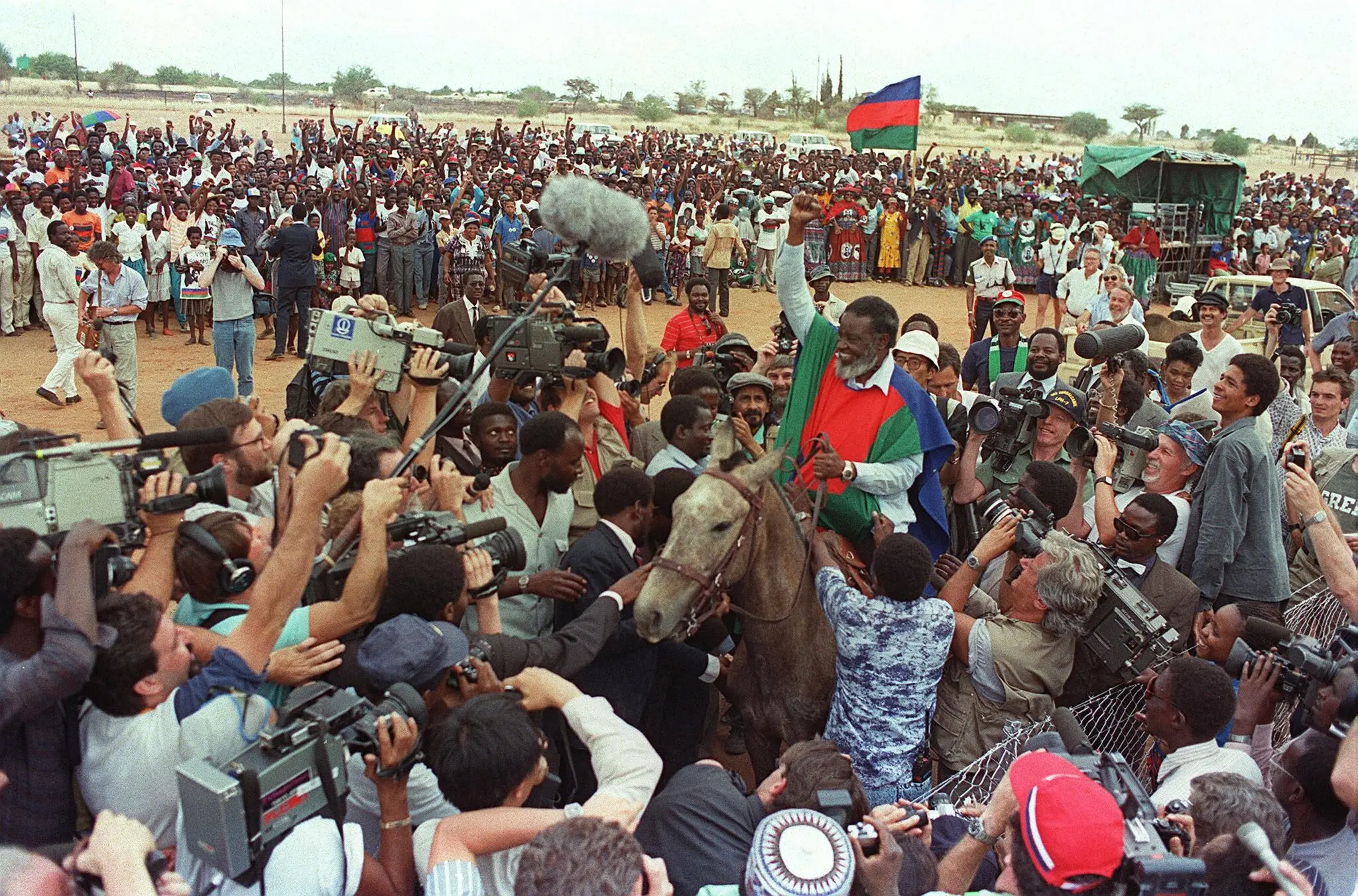 Sam Nujoma, a cavalo em um comício da SWAPO em 1989, pouco antes da votação da independência da Namíbia.Crédito...Trevor Samson/Agence France-Presse — Getty Images