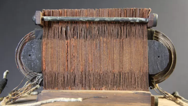 Protótipo do transformador de Stanley no Museu Berkshire Imagem: Reprodução / Edison Tech Center.