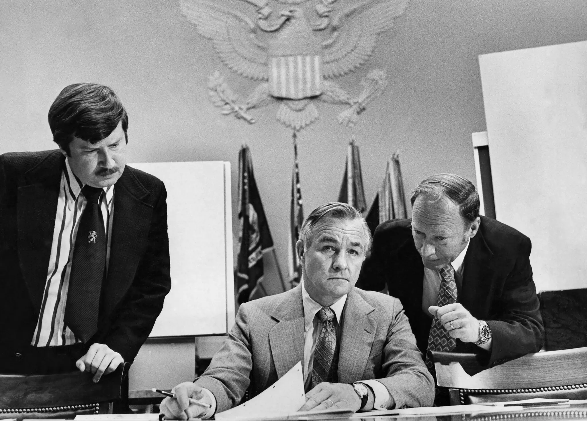 O Sr. Turner com assessores em 1977. Mais tarde, ele escreveu que a CIA que ele herdou estava desmoralizada e desorganizada depois de ter sido arrastada para o escândalo de Watergate durante o governo Nixon.Crédito...George Tames/The New York Times