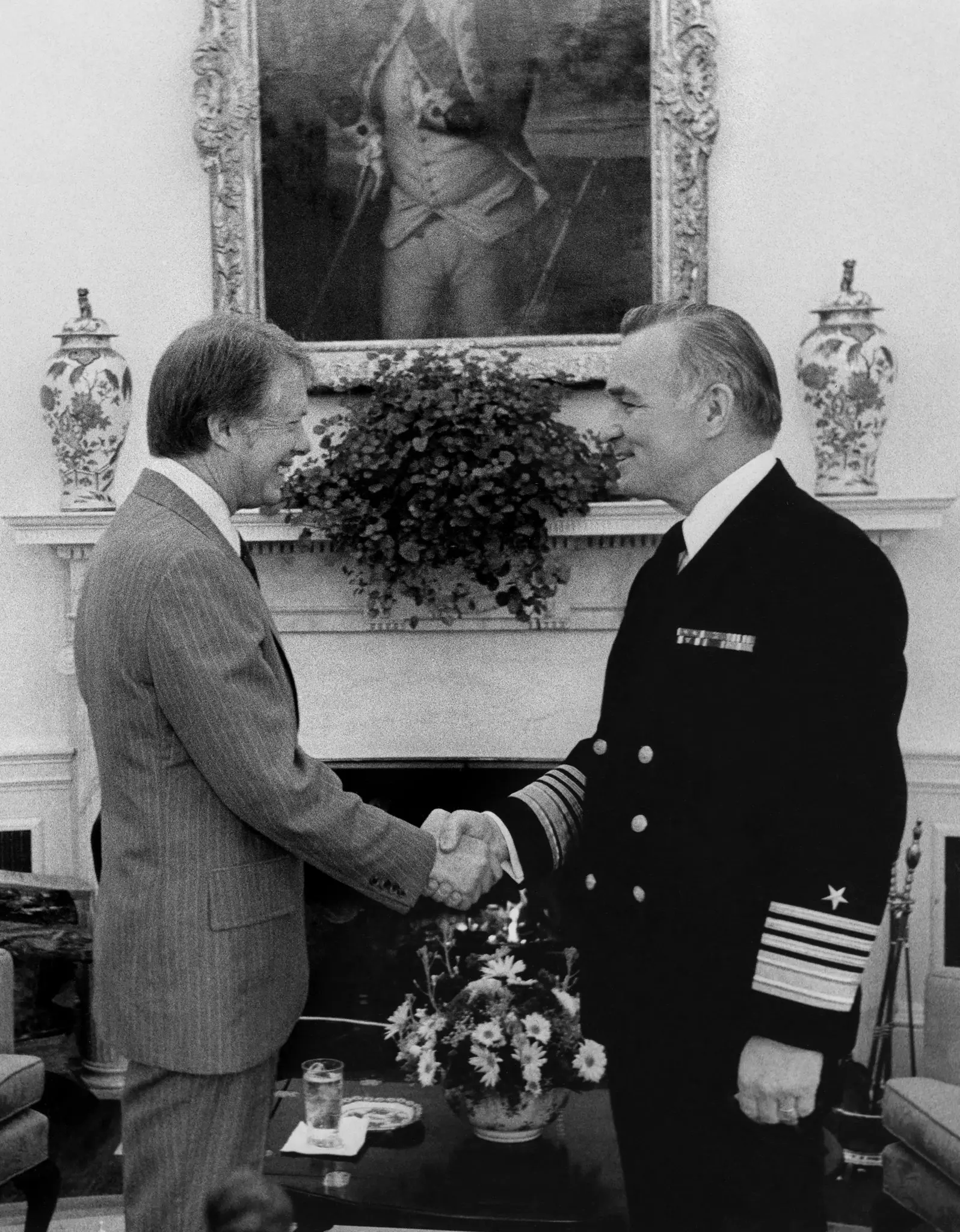 O presidente Jimmy Carter com o almirante Stansfield Turner no Salão Oval em 1977, quando ele foi nomeado diretor de inteligência central, sucedendo George Bush. (Crédito da fotografia: cortesia Fotografia oficial da Casa Branca)