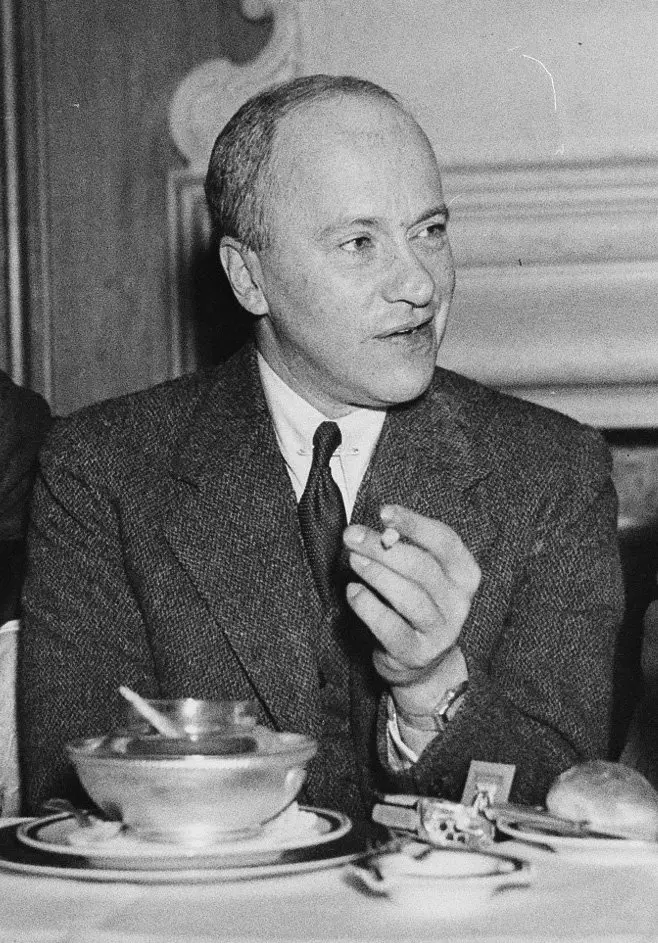 O repórter Walter Duranty em um almoço em sua homenagem em Nova York em 1936. O professor von Hagen concluiu que o Sr. Duranty havia caído “sob o feitiço de Stalin” enquanto cobria a União Soviética.Crédito...Imprensa associada