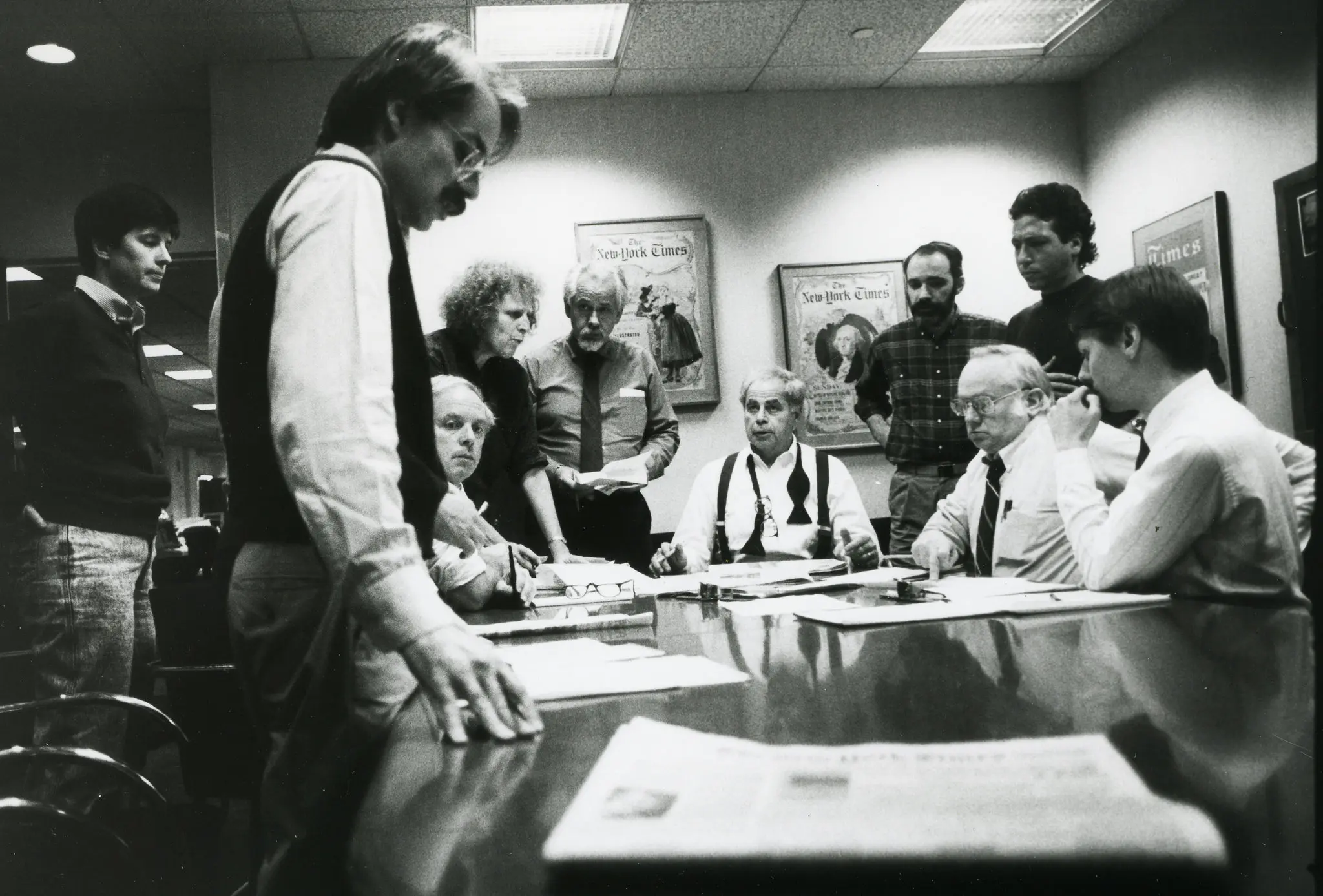 O Sr. Wiliam Borders, terceiro da esquerda, reuniu-se com outros editores do Times na noite de 17 de outubro de 1989 para planejar a cobertura de um terremoto mortal que atingiu São Francisco. Sentado atrás está o editor executivo, Max Frankel. Crédito...Ángel Franco/The New York Times