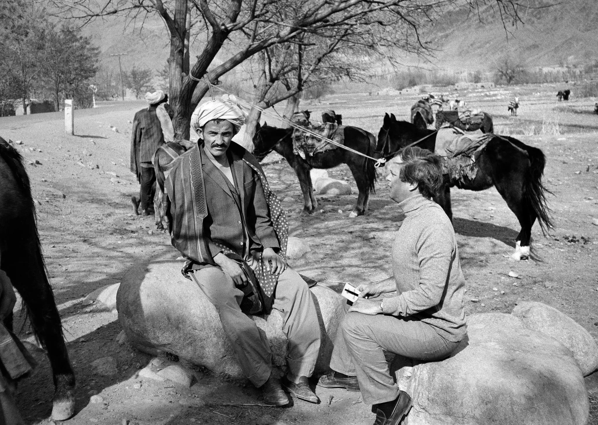 William Borders durante uma entrevista no Afeganistão para uma série de artigos em 1977. Ele estava baseado em Nova Déli na época.Crédito...O jornal New York Times