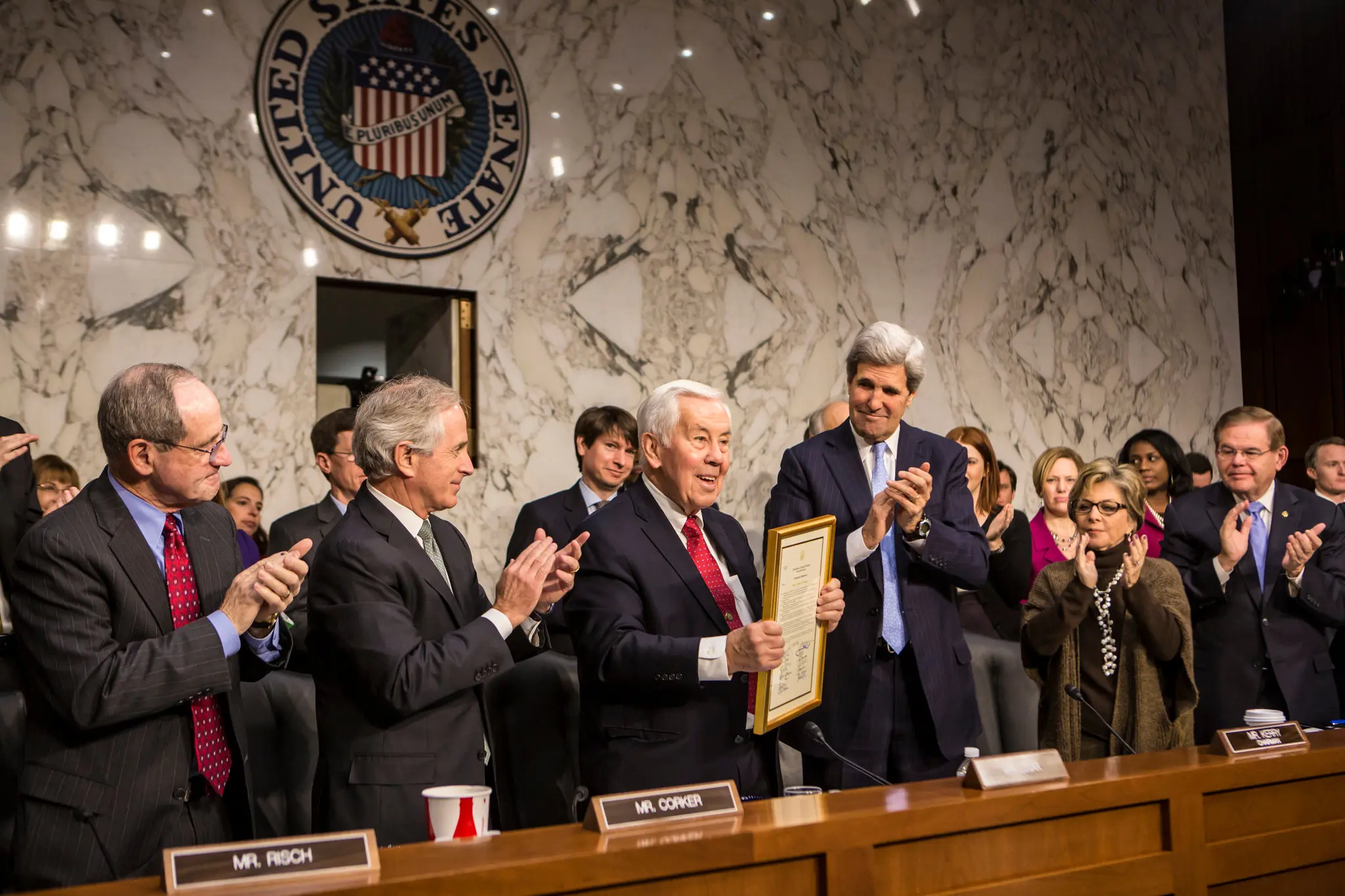 Senador Richard Lugar em 2012, centro, após receber uma comemoração por seu tempo organizado no Comitê de Relações Exteriores do Senado. Republicano, ele representou Indiana no Senado por 36 anos.Crédito...Brendan Hoffman para o The New York Times