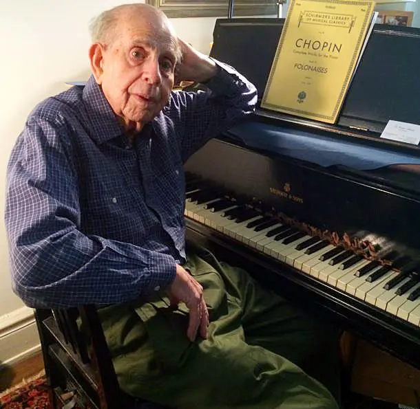 Sr. Hautzig em seu apartamento em Manhattan em 2014. Crédito...Adam Phillips/Voz da América