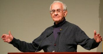 George Cowan em um colóquio do Laboratório Nacional de Los Alamos em 2005. Crédito... Laboratório Nacional de Los Alamos, via Associated Press