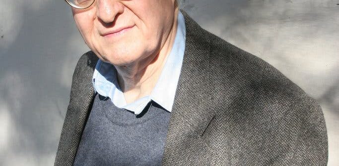 Sr. Frederic Pryor no campus do Swarthmore College em 2006. Ele lecionou economia lá por muitos anos e, após se aposentar em 1998, manteve um escritório e continuou sua pesquisa.Crédito...Eleftherios Kostans/Faculdade Swarthmore