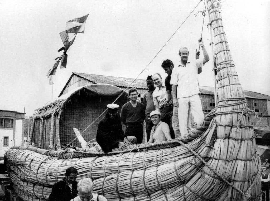 Norman Baker, terceiro da direita, com seus companheiros de tripulação a bordo do Ra, um barco de junco feito de papiro, no antigo porto fenício de Safi, Marrocos, em 1969. O barco se desfez no mar. Eles fizeram uma viagem bem-sucedida no ano seguinte.Crédito...Imprensa associada