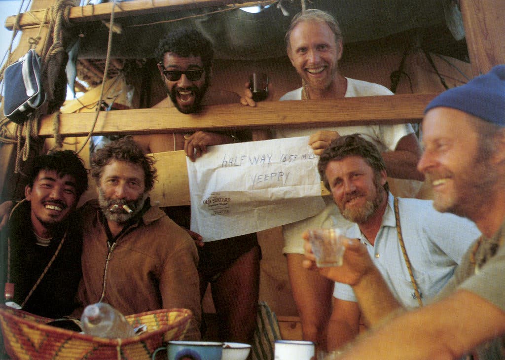 A tripulação do Ra II após passar pela metade de sua jornada através do Oceano Atlântico em 1970. O Sr. Baker está de pé à direita.Crédito...Thor Heyerdahl, O Explorador