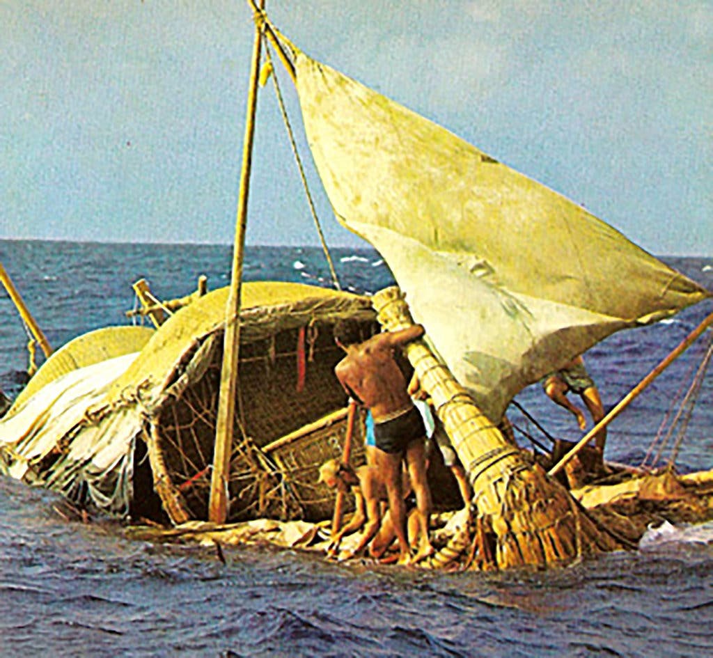 O Sr. Baker, ajoelhado, e Thor Heyerdahl a bordo do Ra que estava afundando em 1969.Crédito...Carlos Mauri