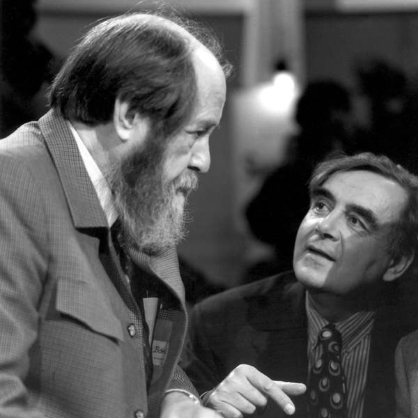 O Sr. Bernard Pivot, à direita, com o escritor russo Aleksandr Solzhenitsyn em 1993 no programa “Bouillon de Culture”, que durou 10 anos, terminando em 2001.Crédito...Francis Mortier/Agência France-Presse — Getty Images