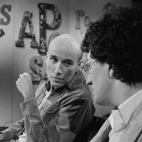 Os escritores Gabriel Matzneff, à esquerda, e Maurice Achard em 1980. O Sr. Matzneff foi uma das figuras mais controversas a aparecer no programa do Sr. Pivot.Crédito...Sophie Bassouls/Sygma, via Corbis, via Getty Images