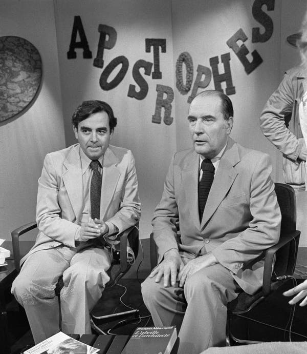 O Sr. Bernard Pivot falando com François Mitterrand em 1978 durante uma das aparições do Sr. Mitterrand em “Apostrophes”, do qual ele disse ter gostado “muito”.Crédito...James Andanson/Sygma, via Getty Images