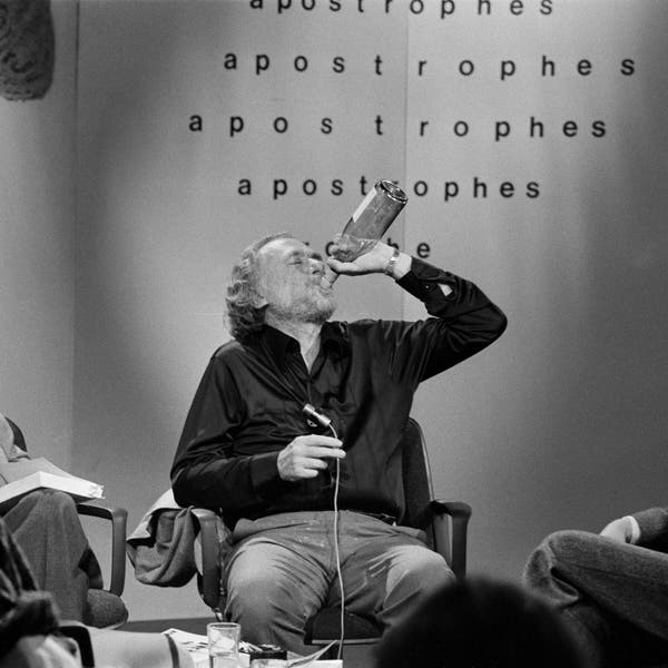 O poeta Charles Bukowski chegou bêbado ao “Apostrophes” em 1978, bebendo garrafas de Sancerre e irritando os outros convidados.Crédito...Sophie Bassouls/Sygma, via Getty Images