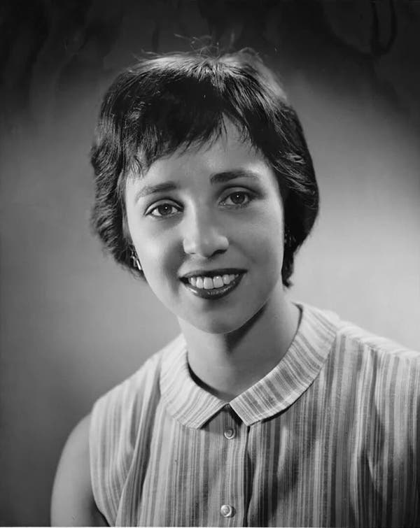 A Dra. Singer se formou em química na faculdade, onde fez amizade com cinco jovens mulheres que também se destacavam em ciências. Nenhum dos homens em suas aulas, ela disse, “era melhor do que essas seis mulheres”.Crédito...via Alchetron.com