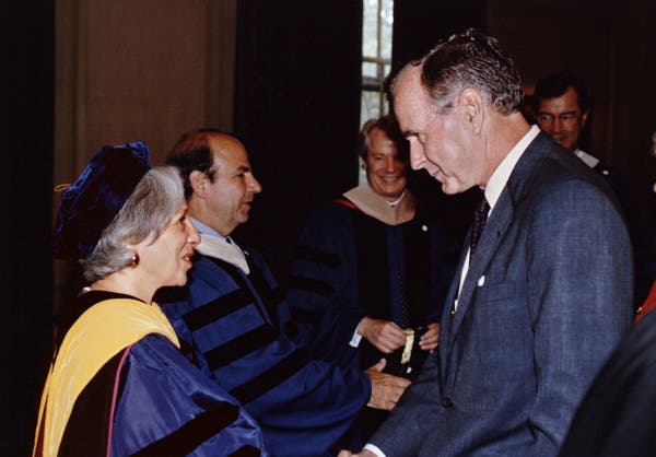 O presidente George HW Bush concedeu ao Dr. Singer a Medalha Nacional de Ciência, a maior honraria do país na área, em 1991.Crédito...Arquivo de História Universal/Getty Images