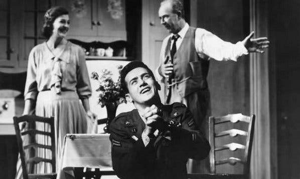 Irene Dailey, Martin Sheen, no centro, e Jack Albertson na peça premiada do Sr. Gilroy, “The Subject Was Roses”.