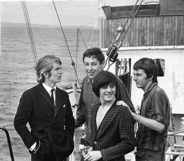 Da esquerda para a direita, o Sr. O'Rahilly e os disc jockeys da Radio Caroline Jerry Leighton, Tony Prince e Lee Harrison no mar.Crédito...Correio diário/Shutterstock