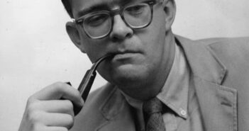 Professor Thernstrom em 1964, ano em que recebeu seu doutorado. Sua dissertação se tornou seu primeiro livro, “Poverty and Progress.”Crédito...via família Thernstrom