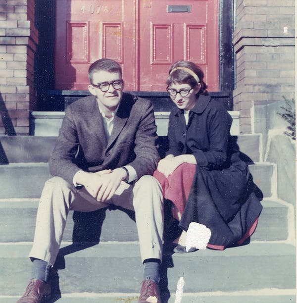 Professor Thernstrom em 1959 com sua colega de pós-graduação de Harvard Abigail Mann. Os dois se conheceram naquele ano em uma palestra do jornalista progressista IF Stone e se casaram dois meses depois.Crédito...via família Thernstrom