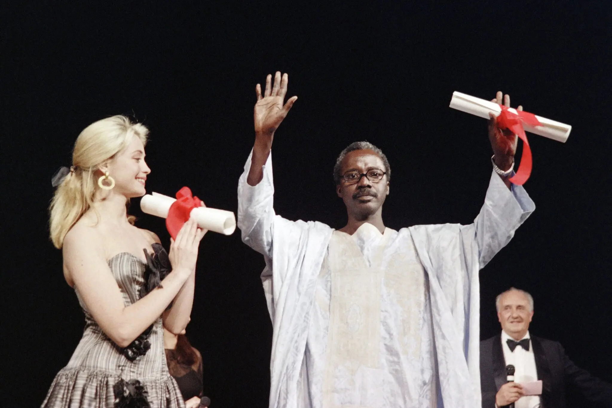 O Sr. Cissé recebendo o Prêmio do Júri por “Yeelen” no Festival de Cinema de Cannes, na França, em 1987.Crédito...Agence France-Presse — Getty Images