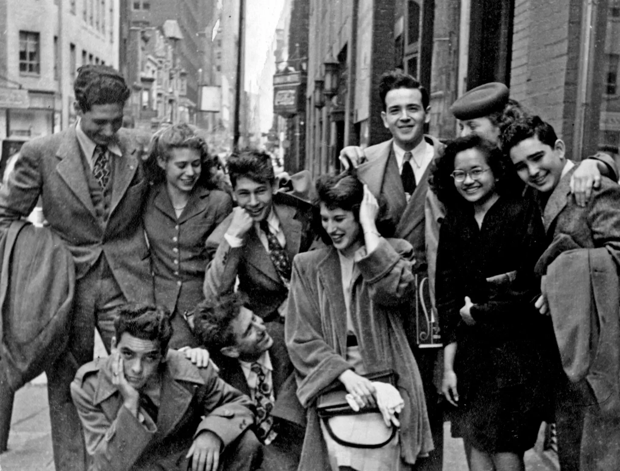 O Sr. Norman Carol, no canto inferior esquerdo, reuniu-se com colegas do lado de fora do Curtis Institute of Music, na Filadélfia, em 1946. Ele se formou no ano seguinte. (Crédito...Cortesia dos Arquivos Curtis)