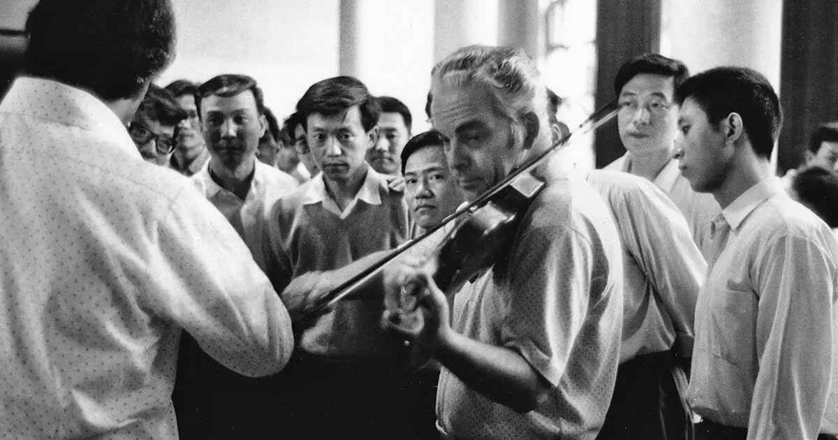 Sr. Norman Carol com violinistas da Orquestra Filarmônica Central da China durante a viagem de 1973.Crédito...Beethoven em Pequim, via Arquivos da Associação da Orquestra da Filadélfia