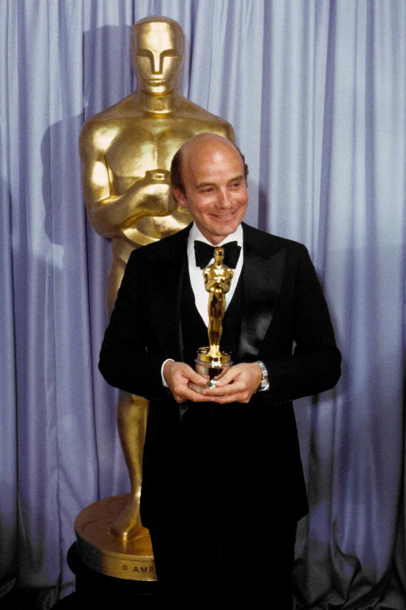 O Sr. Jaffe nos bastidores com seu Oscar de melhor filme, por “Kramer vs. Kramer”, na cerimônia do Oscar em 1980.Crédito...Arquivos de fotos da ABC/Disney General Entertainment Content, via Getty Images