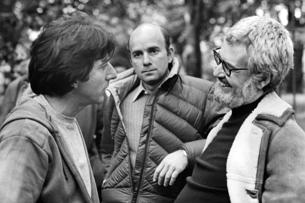 O Sr. Stanley Richard Jaffe, no centro, ouve o Sr. Hoffman, à esquerda, conversar com o diretor e roteirista Robert Benton no set de “Kramer vs. Kramer”, lançado em 1979.Crédito...Holly Bower/Columbia Pictures, via Getty Images