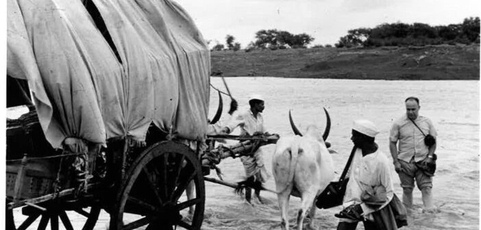 Em meados da década de 1950, John J. Gumperz fez trabalho de campo na Índia. Sua pesquisa se concentrou em trocas verbais face a face.Crédito...Universidade da Califórnia Berkeley