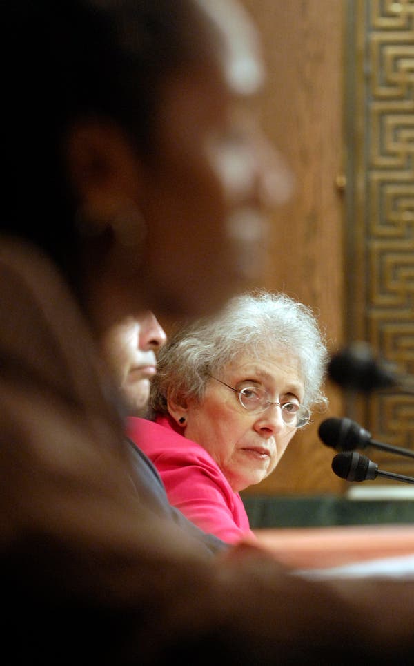 Abigail Thernstrom em uma audiência do subcomitê do Senado. Oponente da ação afirmativa, ela foi nomeada para a Comissão de Direitos Civis dos Estados Unidos pelo presidente George W. Bush.Crédito...Chamada CQ, via Associated Press