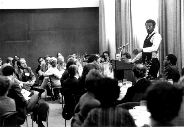Walter E. Williams falando em 1982 em uma conferência no United Nations Plaza Hotel em Nova York. Um acadêmico e autor, ele alcançou um amplo público por meio de palestras, uma coluna de jornal e aparições em programas de rádio.Crédito...Craig Terry, através do Instituto Manhattan