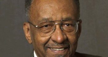O Sr. Walter E. Williams em uma foto sem data. Ele lecionou por décadas na George Mason University, na Virgínia, e foi autor de cerca de uma dúzia de livros.Crédito...através da Universidade George Mason