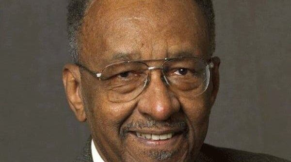 O Sr. Walter E. Williams em uma foto sem data. Ele lecionou por décadas na George Mason University, na Virgínia, e foi autor de cerca de uma dúzia de livros.Crédito...através da Universidade George Mason