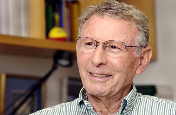 Dr. Berg em 2002. Seu trabalho foi o primeiro elo na cadeia de avanços que levou à engenharia de vacinas, como as versões de RNA mensageiro usadas para combater a Covid-19.Crédito...Linda A. Cicero/Stanford News Service