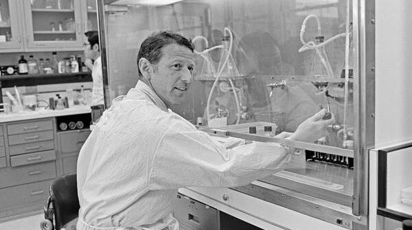 Paul Berg em 1975. Ele já era um pesquisador conhecido na Universidade de Stanford quando, em 1971, supervisionou a introdução artificial de DNA de um vírus em outro.Crédito...José Mercado/Stanford News Service