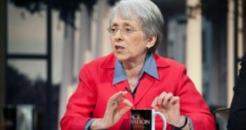 Dra. Abigail Thernstrom em “Face the Nation” em 2010. “Raça é o dilema americano”, ela disse à série Frontline da PBS em 2016. “É o nosso problema doméstico mais sério.”Crédito...Chris Usher/CBS News, via Getty Images