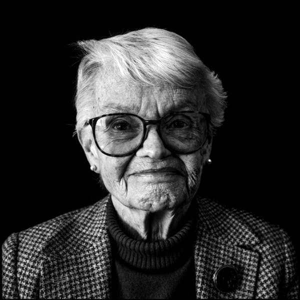 Judith Jarvis Thomson em 2010. Uma pensadora renomada, ela criou novos campos de investigação em filosofia moral.Crédito...Steve Pyke/Getty Images