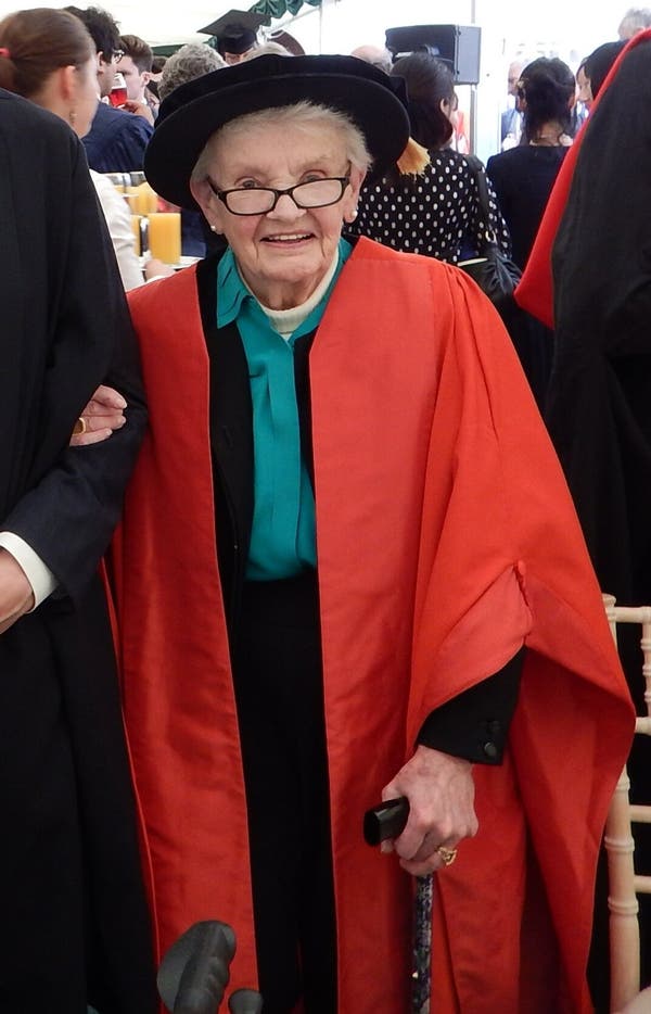 A Sra. Thomson recebeu um título honorário de Cambridge em 2015. Ela era considerada, e às vezes temida, como uma gigante no campo da filosofia.