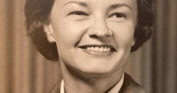 Embora o presidente do departamento de filosofia da Universidade de Columbia tenha dito à Sra. Thomson que ela nunca conseguiria um emprego como professora por ser mulher, Barnard a contratou como professora assistente em 1960.