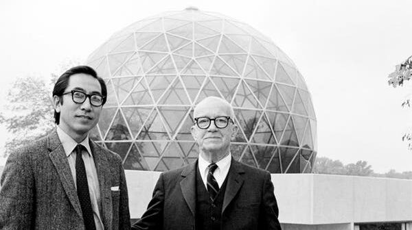 Shoji Sadao, à esquerda, com Buckminster Fuller no Centro de Espiritualidade e Sustentabilidade da Southern Illinois University, em Edwardsville. Fuller criou a cúpula do centro, um dos muitos projetos em que o Sr. Sadao trabalhou com ele.Crédito...Universidade do Sul de Illinois Edwardsville