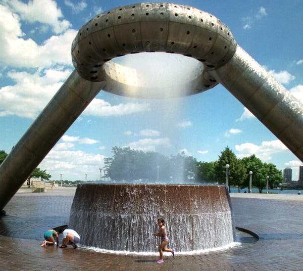 A fonte Hart Plaza em Detroit foi um dos muitos conceitos de Isamu Noguchi que o Sr. Sadao ajudou a transformar em realidade.Crédito...Richard Sheinwald/Associated Press