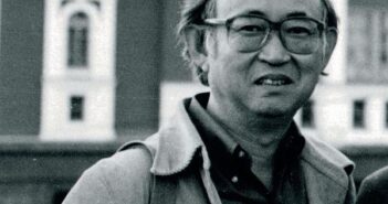 Ao longo de seis décadas, principalmente como correspondente estrangeiro, Takashi Oka reportou de países do mundo todo. Ele também foi mentor de jornalistas japoneses e americanos.Crédito...Arquivo da família Oka