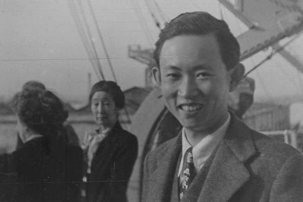 O Sr. Oka em 1948, a bordo de um navio a caminho dos Estados Unidos, vindo do Japão. Após a guerra, ele foi o intérprete mais jovem nos tribunais de crimes de guerra de Tóquio.Crédito...Arquivo da família Oka