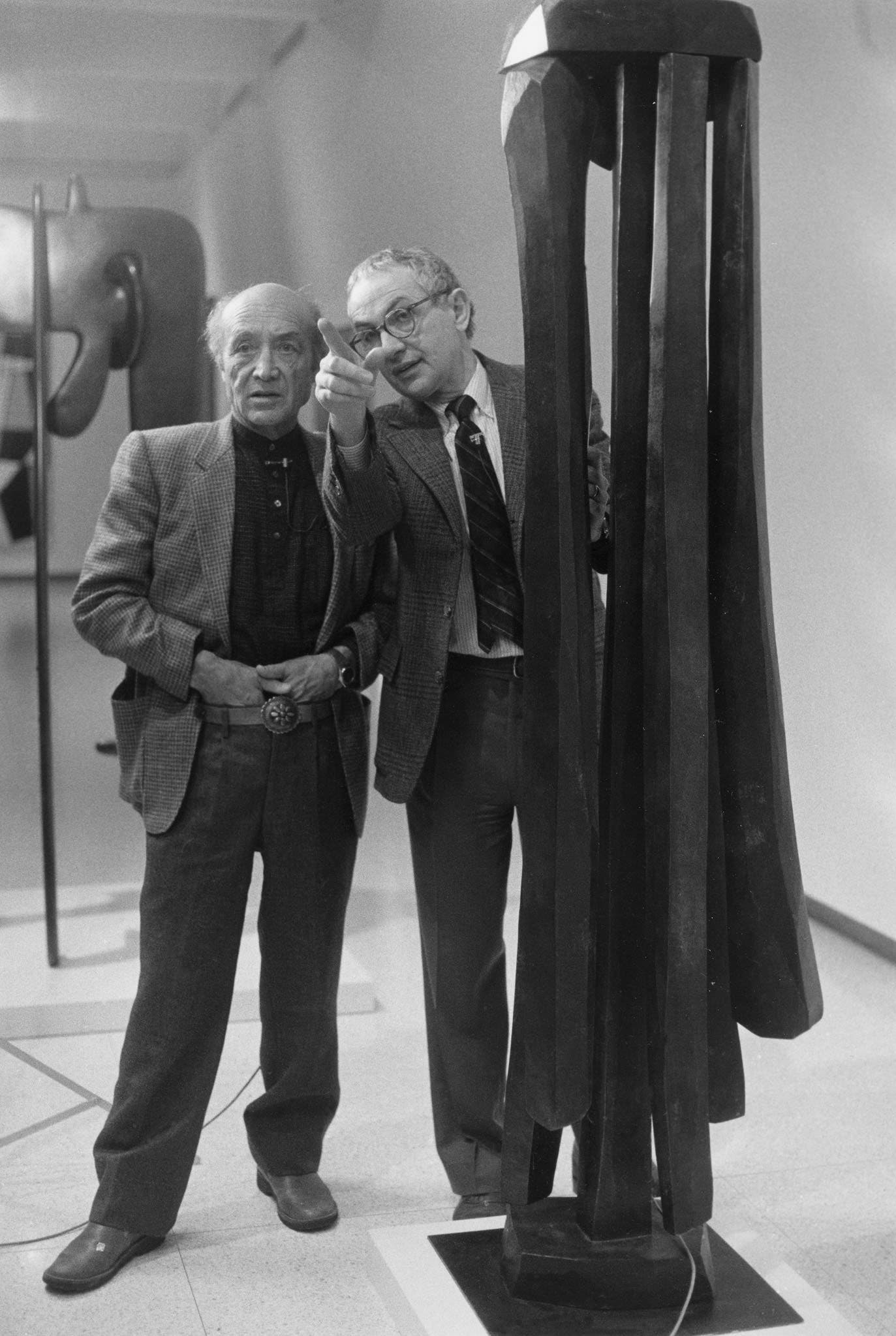 Isamu Noguchi, à esquerda, com o Sr. Friedman no Walker Art Center em 1978.Crédito...Arquivos do Walker Art Center