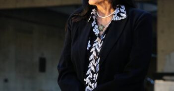 Jeanne Wakatsuki Houston em 2012. Em seu livro “Farewell to Manzanar”, ela relatou os mais de três anos que ela e cerca de 10.000 outros nipo-americanos passaram em um campo de concentração durante a Segunda Guerra Mundial.Crédito...Jeff Gritchen/Digital First Media, via Orange County Register, via Getty Images