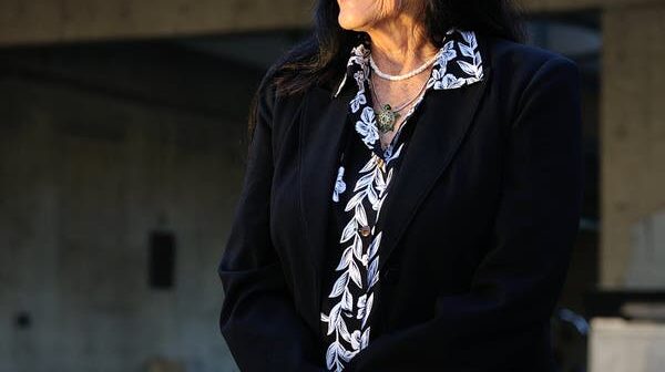 Jeanne Wakatsuki Houston em 2012. Em seu livro “Farewell to Manzanar”, ela relatou os mais de três anos que ela e cerca de 10.000 outros nipo-americanos passaram em um campo de concentração durante a Segunda Guerra Mundial.Crédito...Jeff Gritchen/Digital First Media, via Orange County Register, via Getty Images