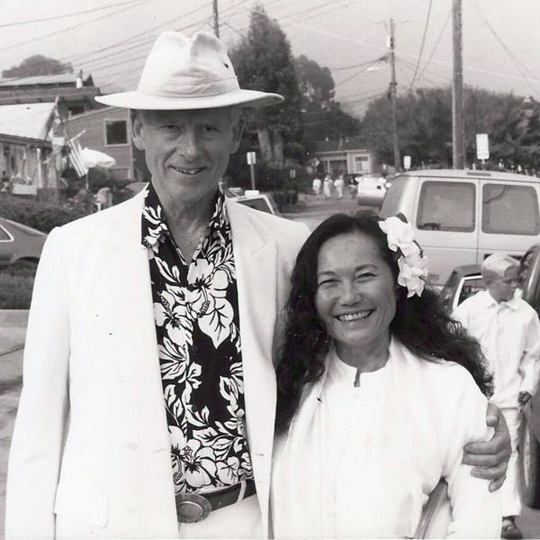 Sra. Houston com seu marido, James, que colaborou com ela em suas memórias.Crédito...através de Wakatsuki Houston